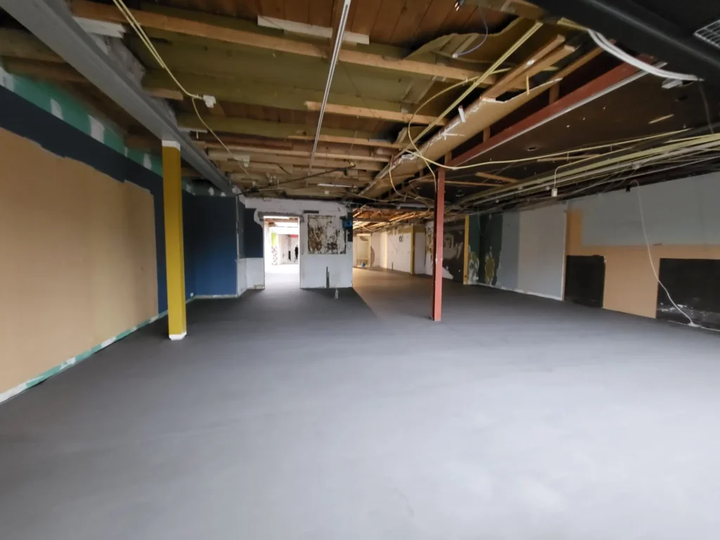 egaliseren-bedrijfsvloeren-grijs-beton-design (10)
