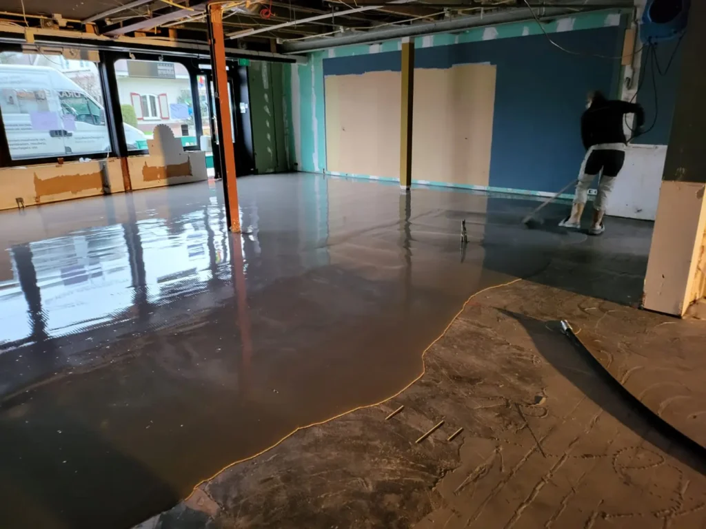 egaliseren-bedrijfsvloeren-grijs-beton-design (7)