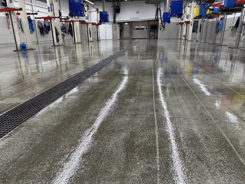 grijs-beton-design-garagevloer-epoxy-broekhuis (11)