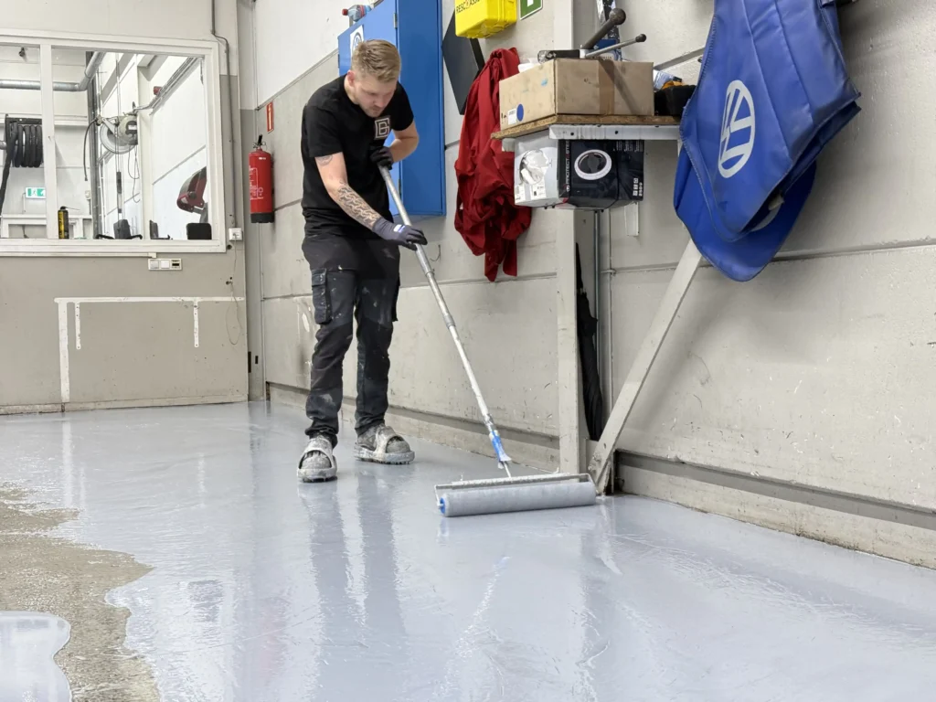 grijs-beton-design-garagevloer-epoxy-broekhuis (20)