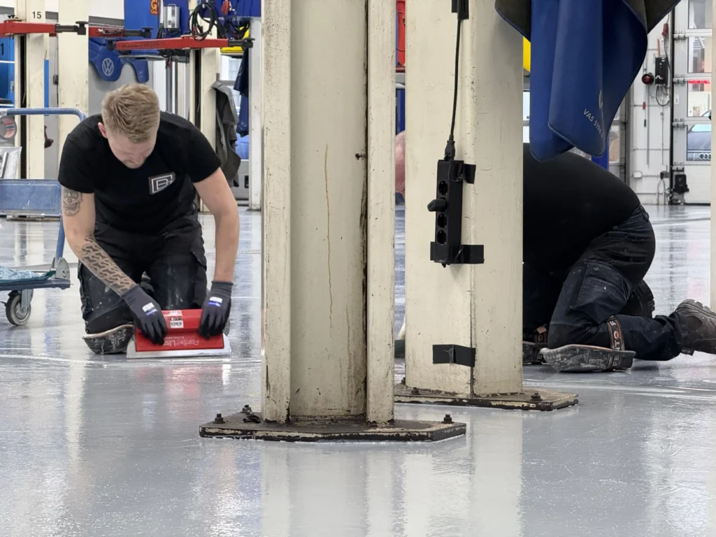 grijs-beton-design-garagevloer-epoxy-broekhuis (25)