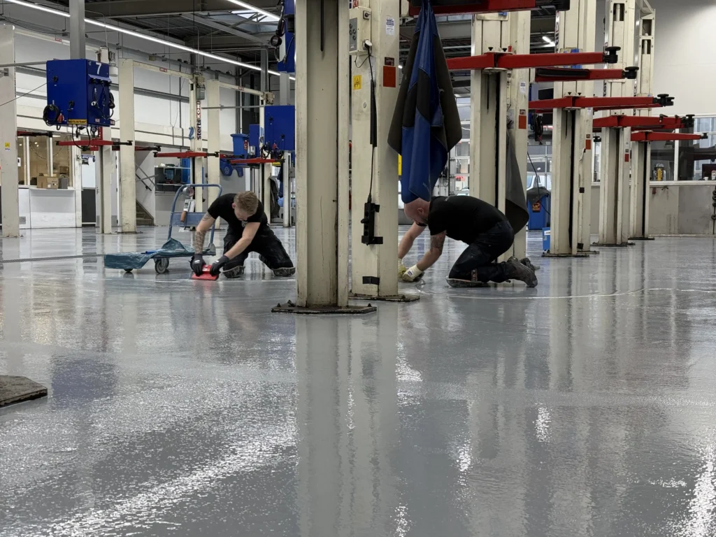 grijs-beton-design-garagevloer-epoxy-broekhuis (26)
