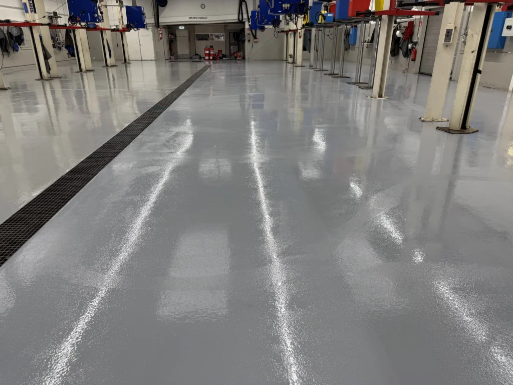grijs-beton-design-garagevloer-epoxy-broekhuis (33)