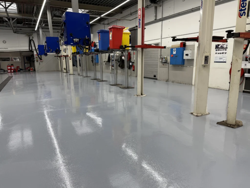 grijs-beton-design-garagevloer-epoxy-broekhuis (34)
