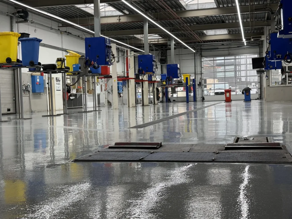 grijs-beton-design-garagevloer-epoxy-broekhuis (40)