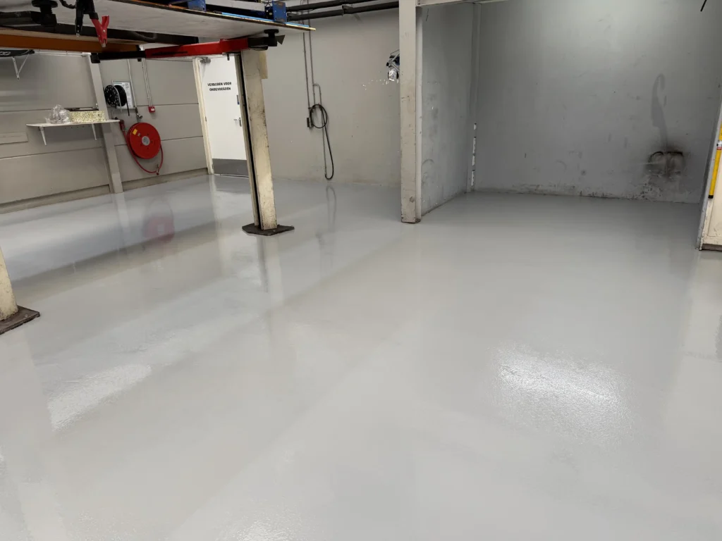 grijs-beton-design-garagevloer-epoxy-broekhuis (68)