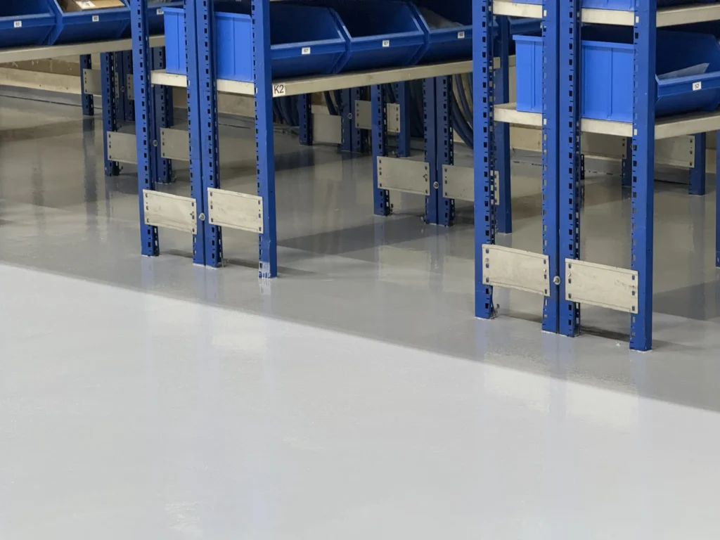 grijs-beton-design-garagevloer-epoxy-broekhuis (74)